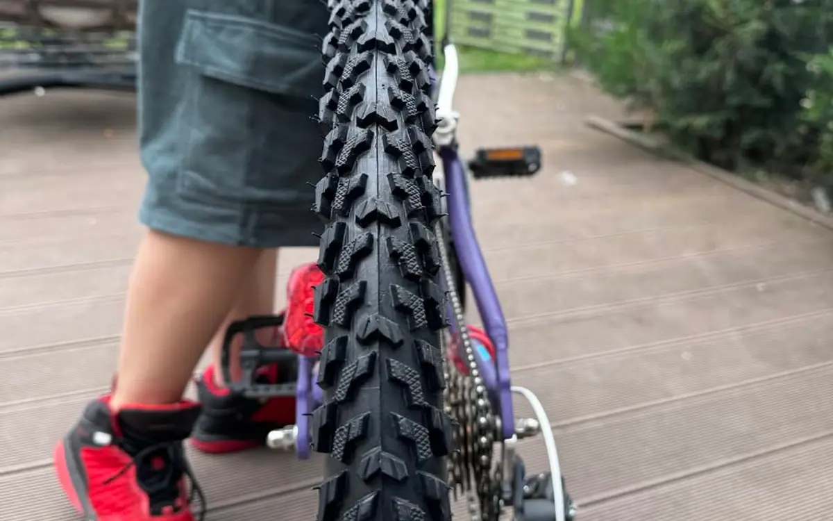 Bicycle tyre wear: checking tread depth on the contact patch