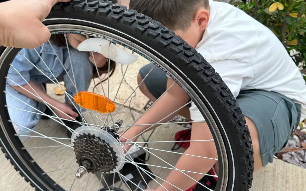 Bicycle tyre with inner tube being mounted on a spoked rim